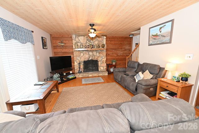 86 King Arthurs Court, Hickory, NC 28601
