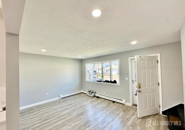 35 N Fiat Avenue, Iselin, NJ 08830