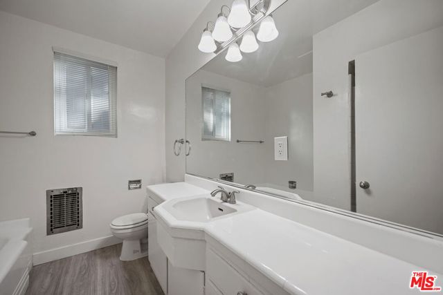 605 S Barrington Avenue 17, Los Angeles, CA 90049