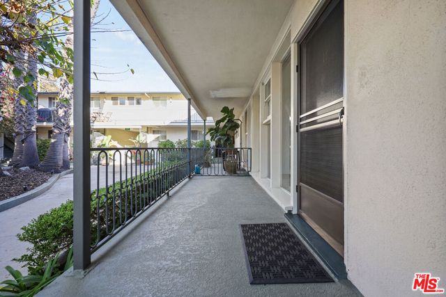 605 S Barrington Avenue 17, Los Angeles, CA 90049