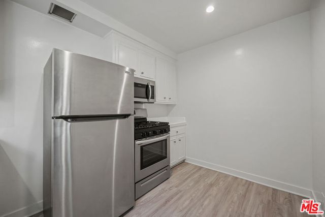 605 S Barrington Avenue 17, Los Angeles, CA 90049