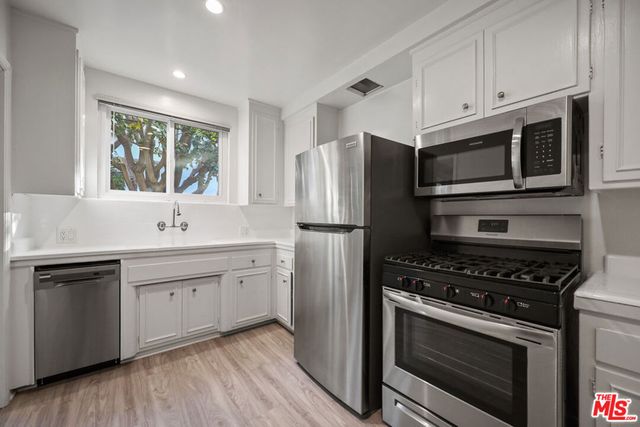 605 S Barrington Avenue 17, Los Angeles, CA 90049