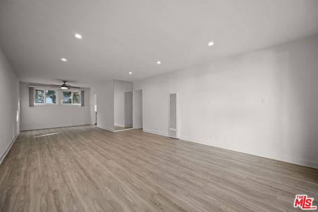 605 S Barrington Avenue 17, Los Angeles, CA 90049