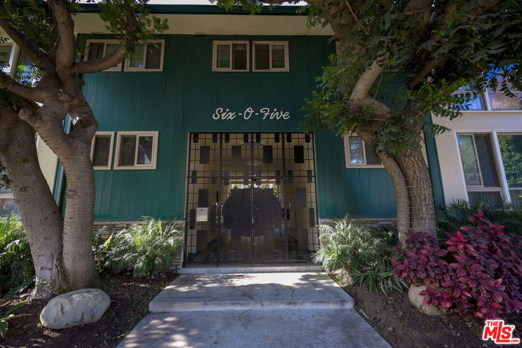 605 S Barrington Avenue 17, Los Angeles, CA 90049