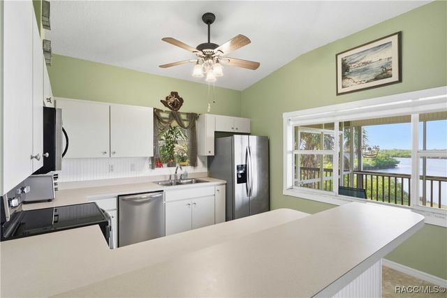 540 N Lake Circle, Crystal River, FL 34429