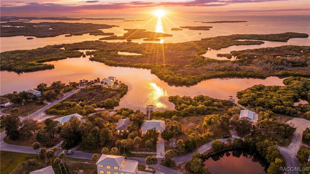 540 N Lake Circle, Crystal River, FL 34429