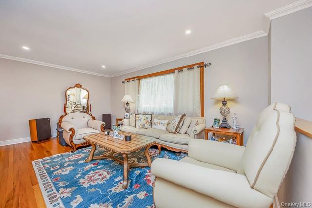 67 Cedar Place, Floral Park, NY 11001
