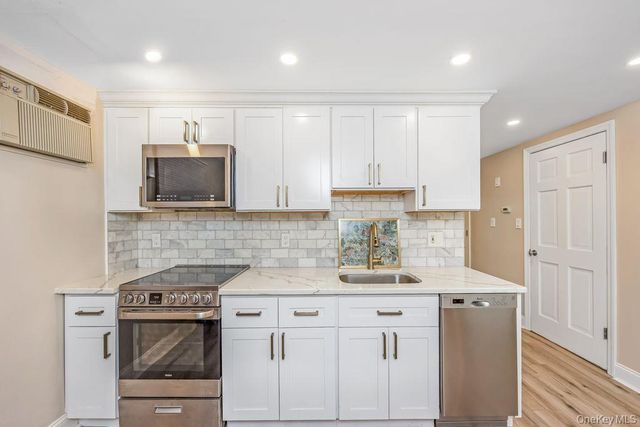 67 Cedar Place, Floral Park, NY 11001