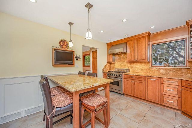 67 Cedar Place, Floral Park, NY 11001