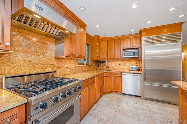 67 Cedar Place, Floral Park, NY 11001