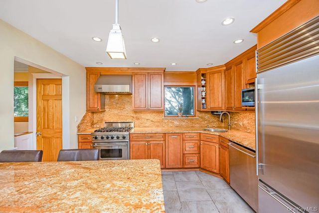 67 Cedar Place, Floral Park, NY 11001