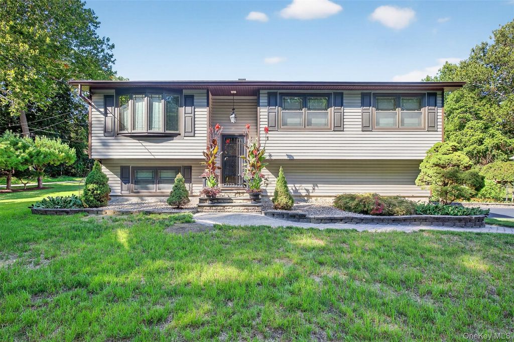 83 Camelot Road, Poughkeepsie, NY 12601