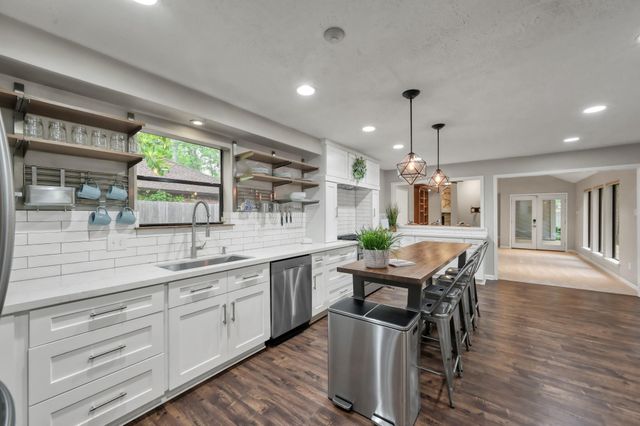 4 Coralvine Court, The Woodlands, TX 77380