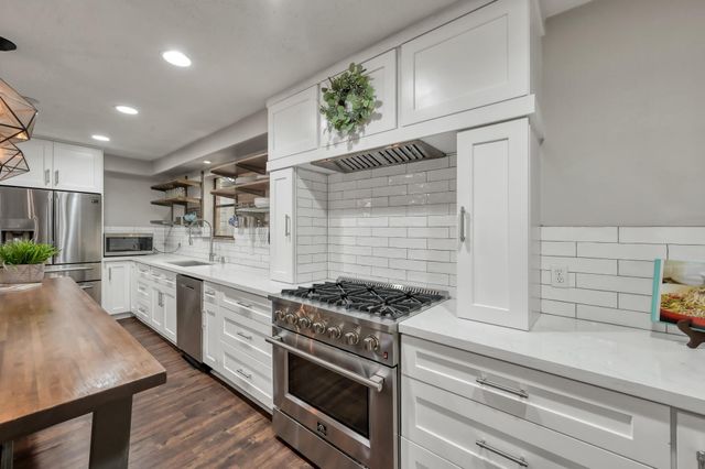 4 Coralvine Court, The Woodlands, TX 77380