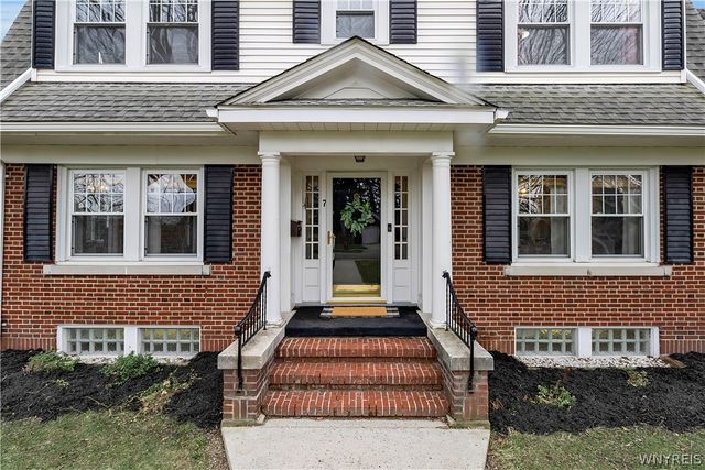 7 Harvard Place, Orchard Park, NY 14127