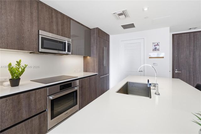 68 SE 6th St 1106, Miami, FL 33131