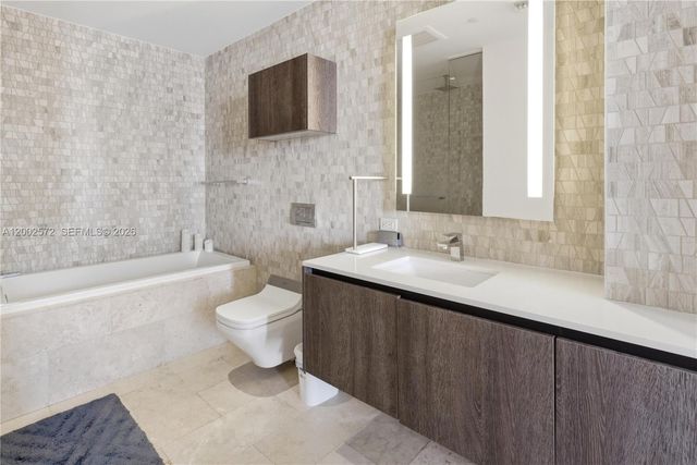 68 SE 6th St 1106, Miami, FL 33131