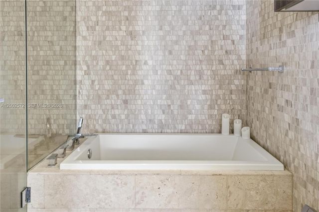 68 SE 6th St 1106, Miami, FL 33131