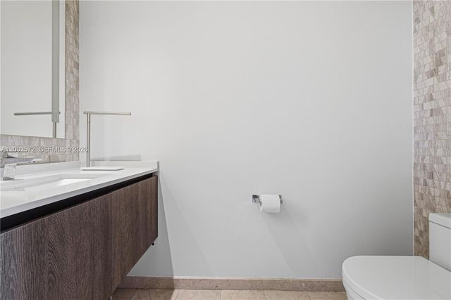 68 SE 6th St 1106, Miami, FL 33131