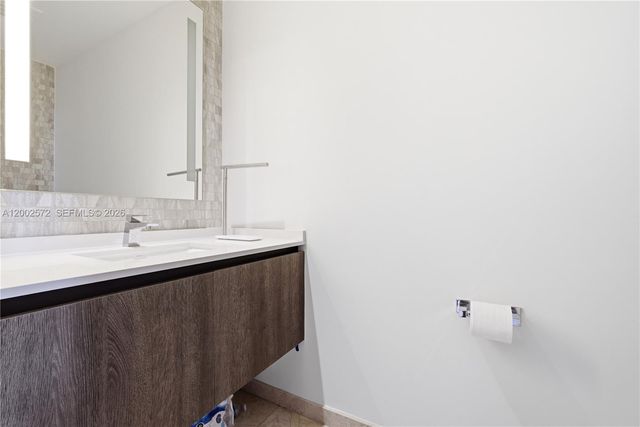 68 SE 6th St 1106, Miami, FL 33131