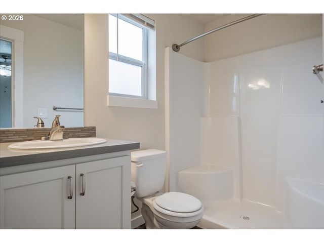 66 N 8TH St, Lebanon, OR 97355