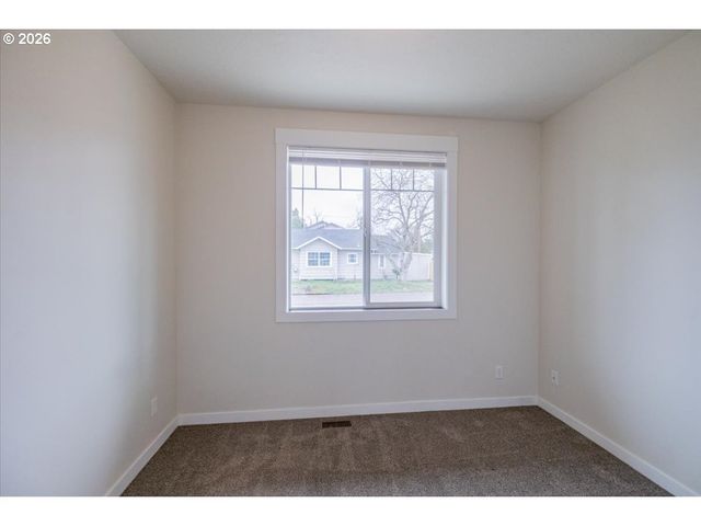 66 N 8TH St, Lebanon, OR 97355