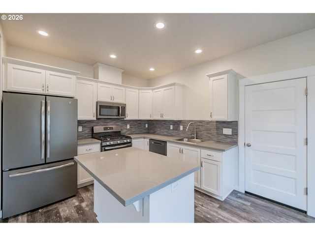 66 N 8TH St, Lebanon, OR 97355