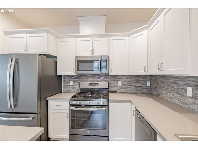 66 N 8TH St, Lebanon, OR 97355