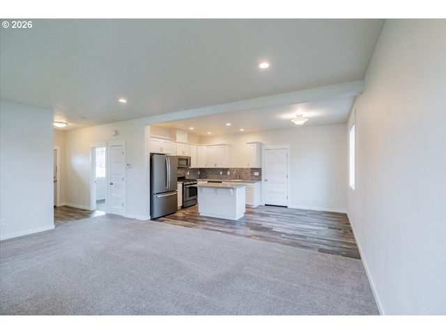 66 N 8TH St, Lebanon, OR 97355