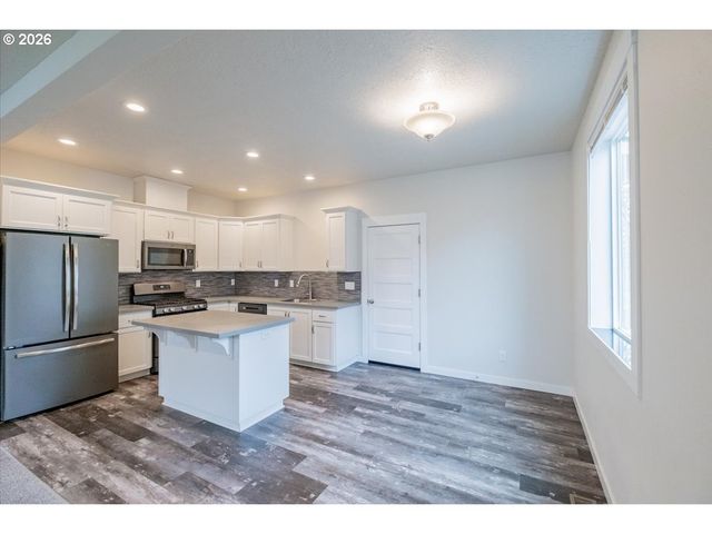 66 N 8TH St, Lebanon, OR 97355