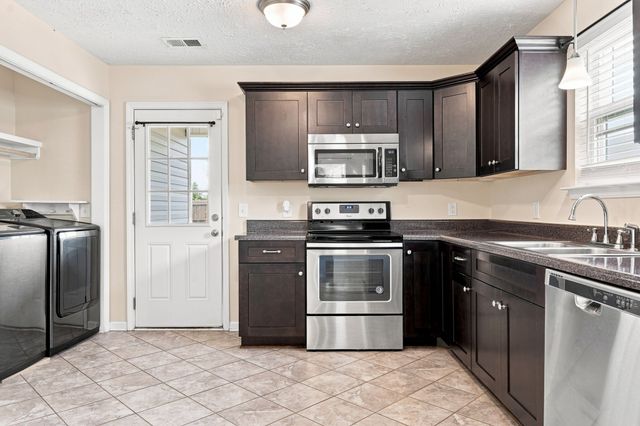 915 17th Ave, E, Springfield, TN 37172