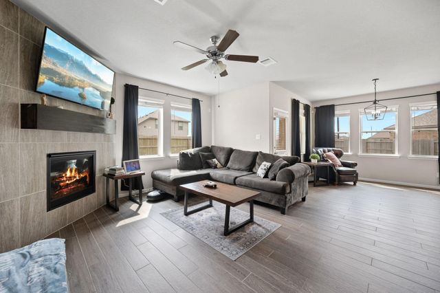 14910 Lake Shore Avenue, Mont Belvieu, TX 77523