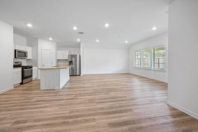 15820 Loussier Dr, Zachary, LA 70791