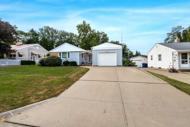 2520 30th Ave Court, Moline, IL 61265