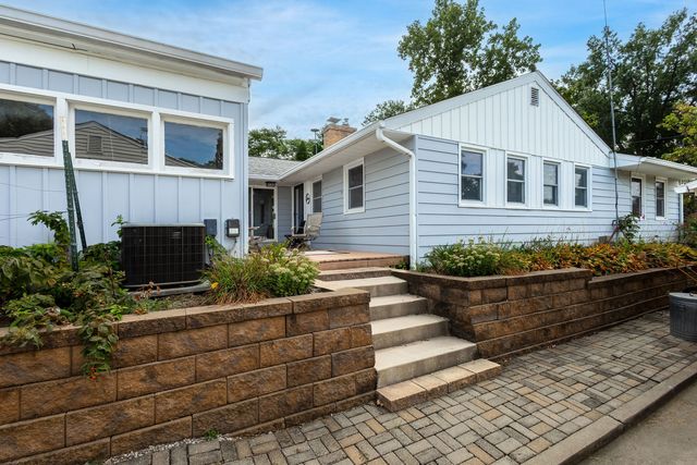 2520 30th Ave Court, Moline, IL 61265