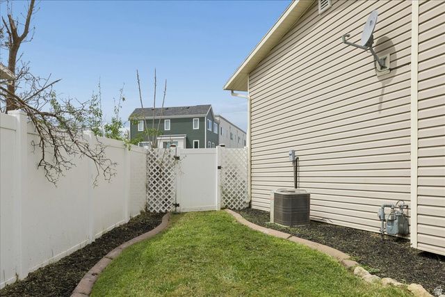 556 KIMBALL DR, Layton, UT 84041