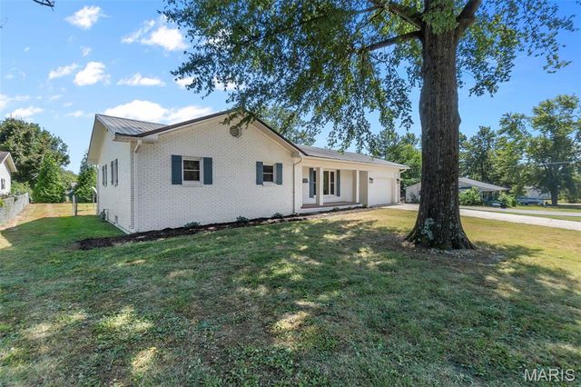 902 N Poplar Street, Dexter, MO 63841
