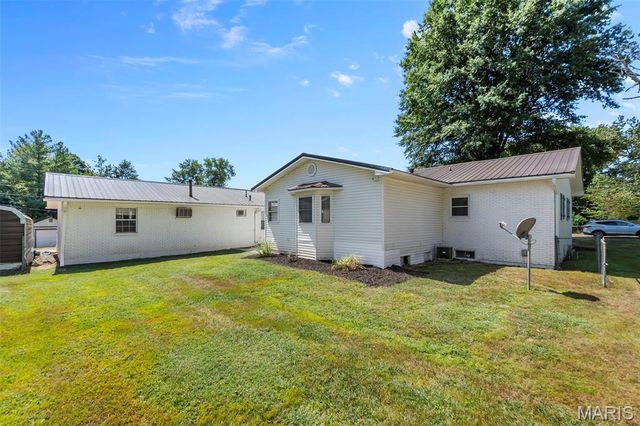 902 N Poplar Street, Dexter, MO 63841