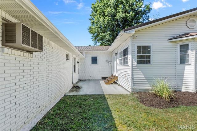 902 N Poplar Street, Dexter, MO 63841