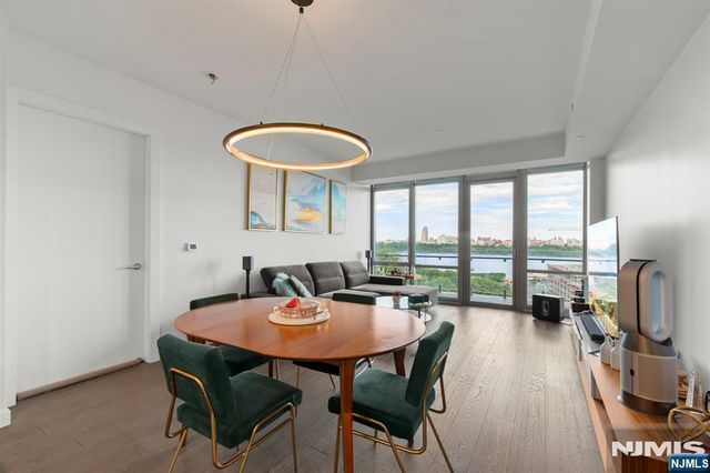320 Adolphus Avenue, Cliffside Park, NJ 07010