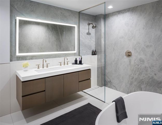 320 Adolphus Avenue, Cliffside Park, NJ 07010