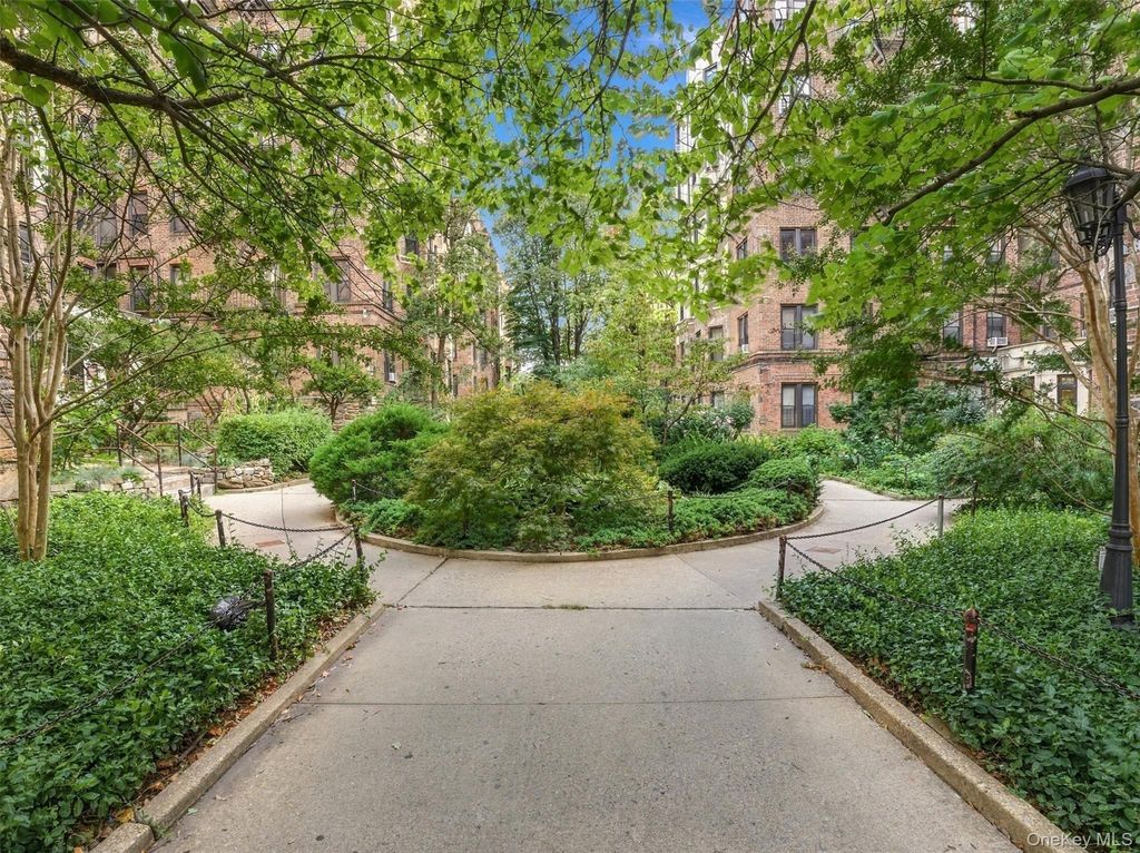 754 Brady Avenue 303, Bronx, NY 10462 — photo 2