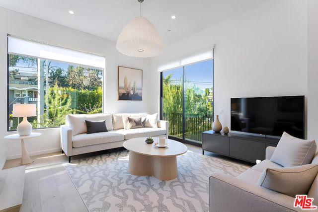 906 N Benton Way, Los Angeles, CA 90026