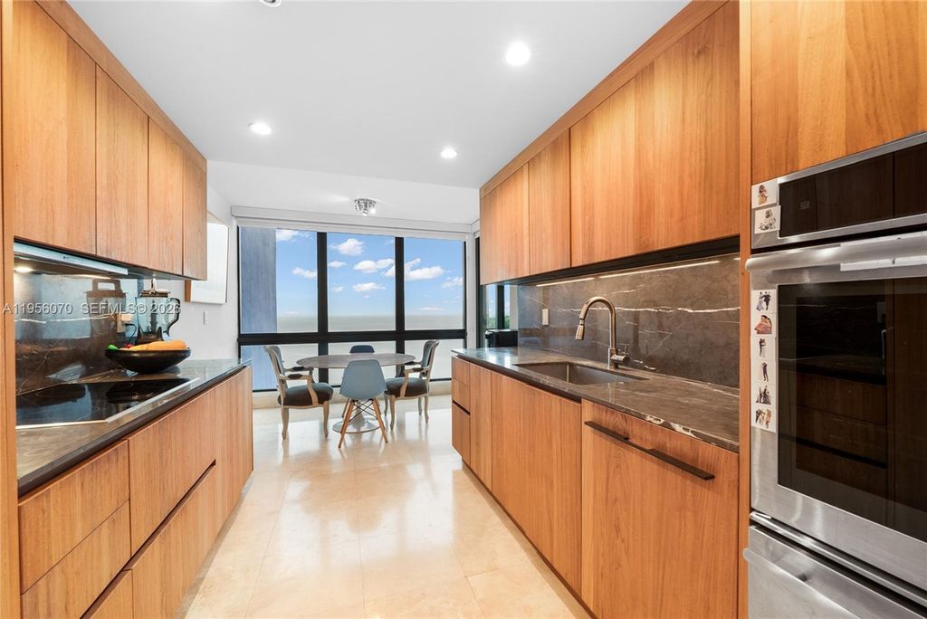 Image 14 of property listing at 1581 Brickell Ave 2302, Miami, FL 33129