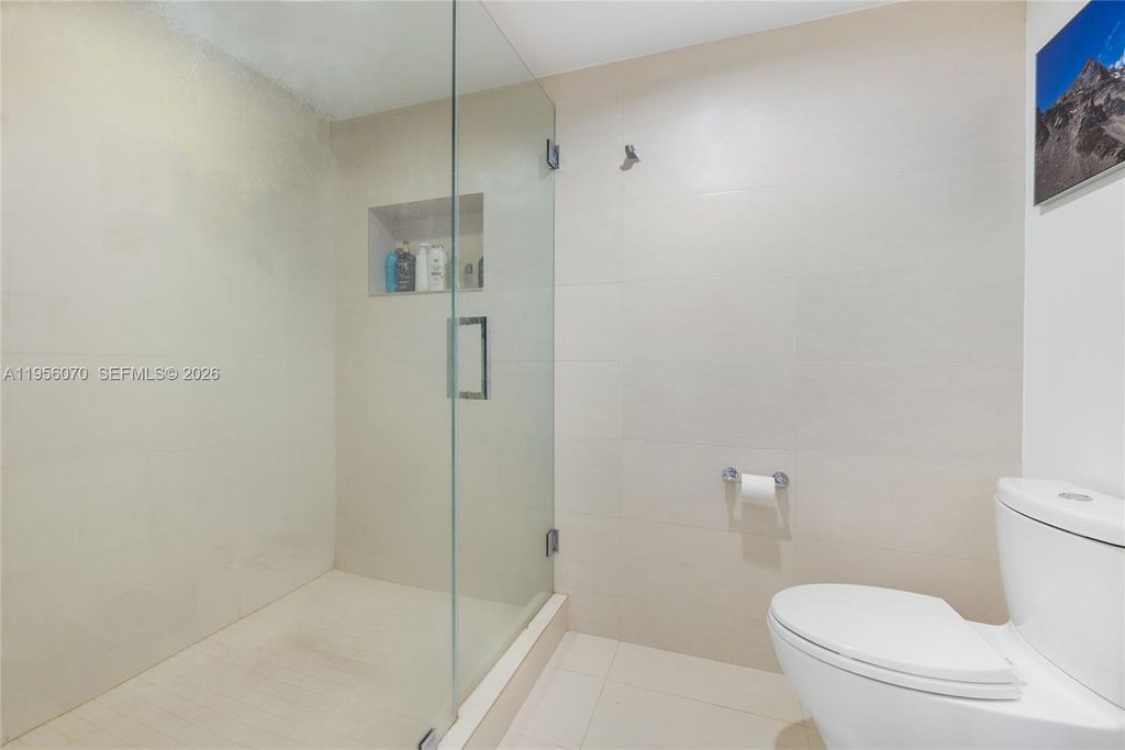 Image 18 of property listing at 1581 Brickell Ave 2302, Miami, FL 33129