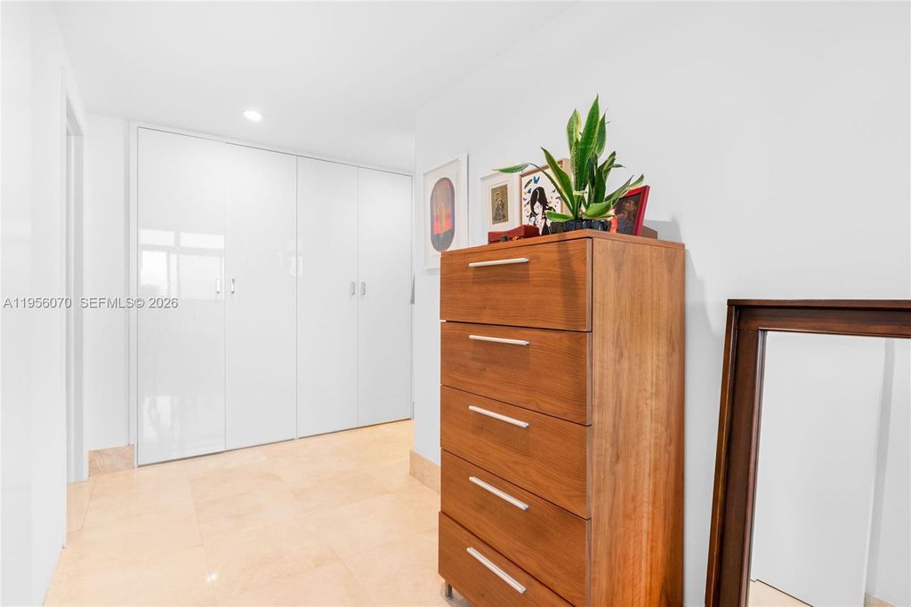 Image 21 of property listing at 1581 Brickell Ave 2302, Miami, FL 33129