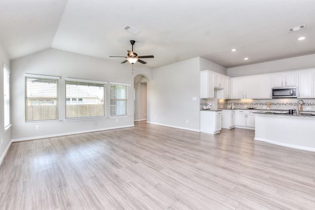 400 Farm Creek DR, Hutto, TX 78634