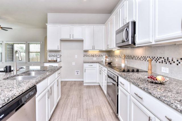 400 Farm Creek DR, Hutto, TX 78634