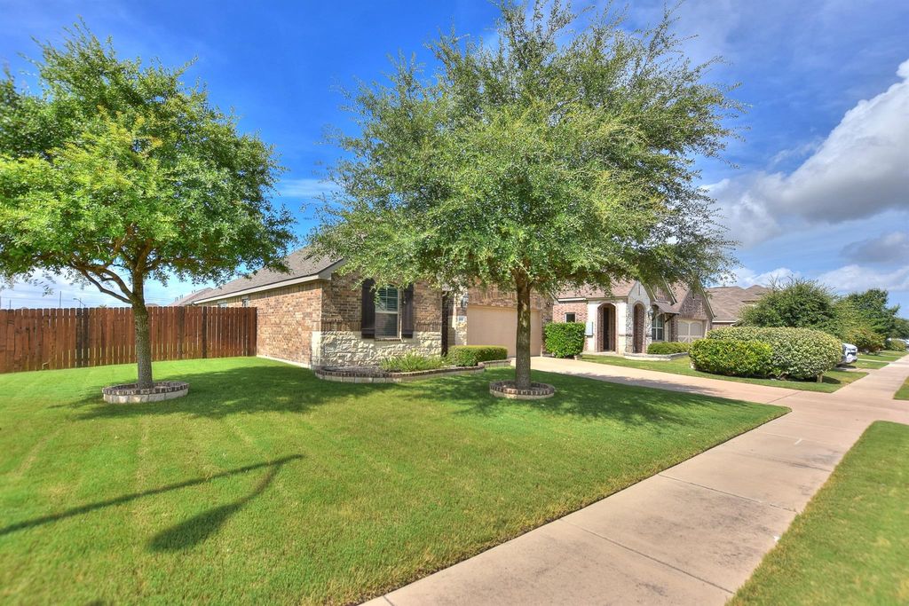 400 Farm Creek DR, Hutto, TX 78634