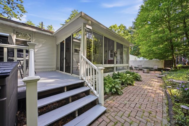 60 Trestle Brook Drive, Nashua, NH 03062